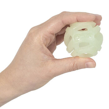 Svítící míčky s otevřenou konstrukcí, která psovi umožňuje užít si i delší hru bez zadýchání. Kompatibilní s házeči Chuckit! Velikost ideální pro malé psy. Dva míčky v balení.